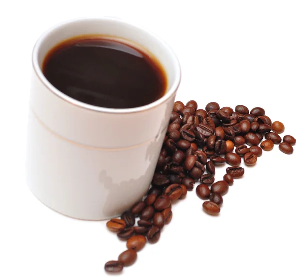 Kaffeetasse auf den Bohnen — Stockfoto