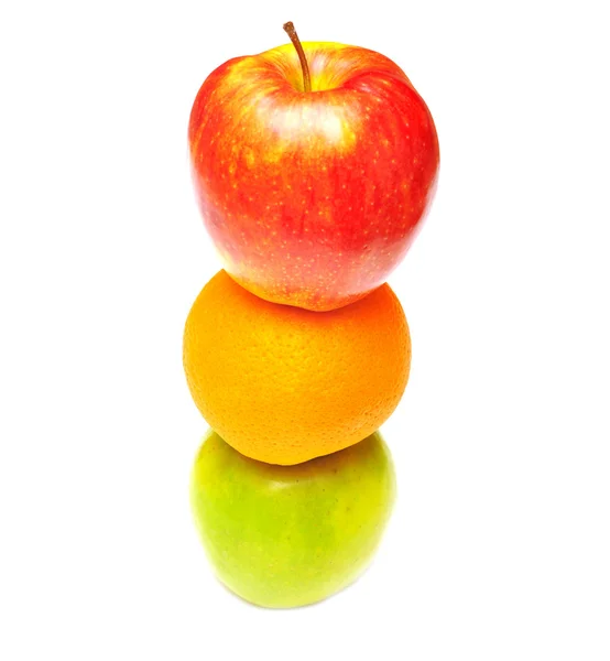 Стопка яблок и апельсинов — стоковое фото