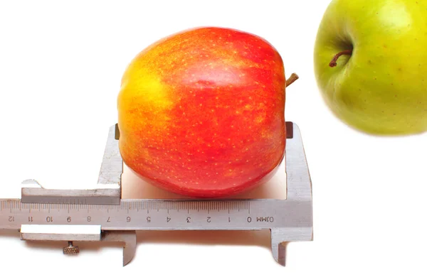 赤いリンゴの測定 — ストック写真