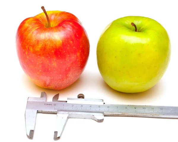 Червоне і зелене яблуко виміряно — стокове фото