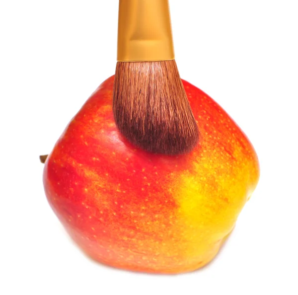 Rött äpple och borste — Stockfoto