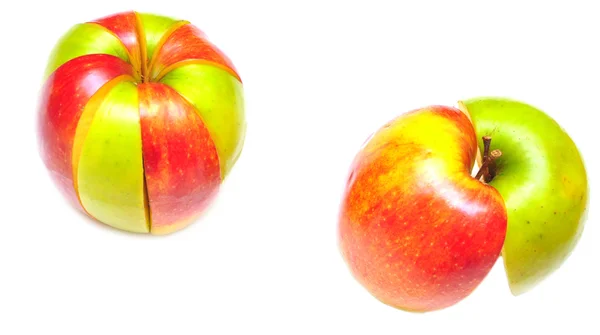 Нарізане червоне і зелене яблуко — стокове фото