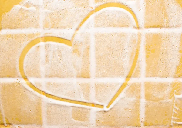 Srdce na mýdlo zdi — Stock fotografie