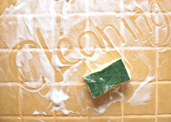 Надпись "уборка" на мыльной стене — стоковое фото