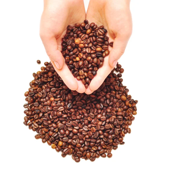 Tangan wanita yang penuh dengan biji kopi — Stok Foto