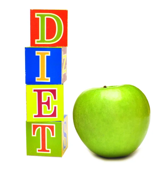 Zielone jabłko i kostki z literkami - dieta — Zdjęcie stockowe