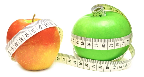 Fita métrica enrolada em torno de maçã verde e vermelha — Fotografia de Stock