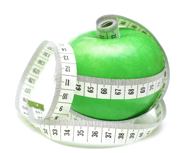 Måttband virad runt grönt äpple — Stockfoto