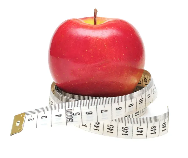 Fita métrica enrolada em torno de maçã vermelha — Fotografia de Stock