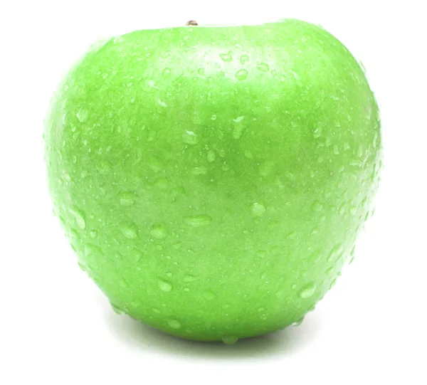 Мокре зелене яблуко, покрите краплями води на білому тлі — стокове фото