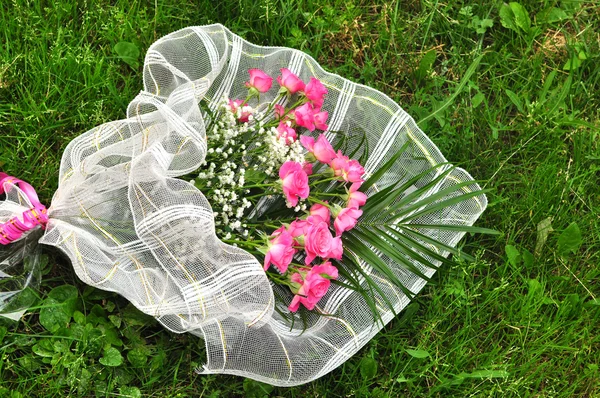 Wedding bouqet on the grass — Stock Photo, Image