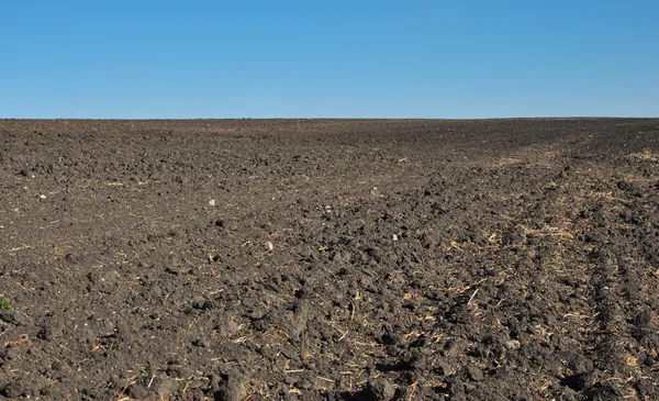 Плодородная, вспаханная почва сельскохозяйственного поля — стоковое фото