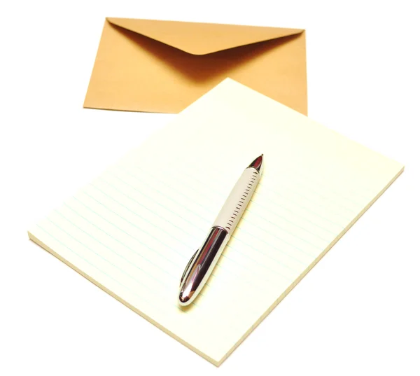 Enveloppe avec bloc-notes et stylo — Photo