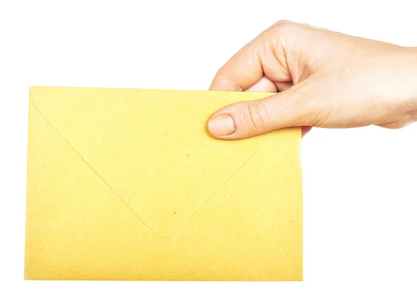 Желтый конверт в руке — стоковое фото