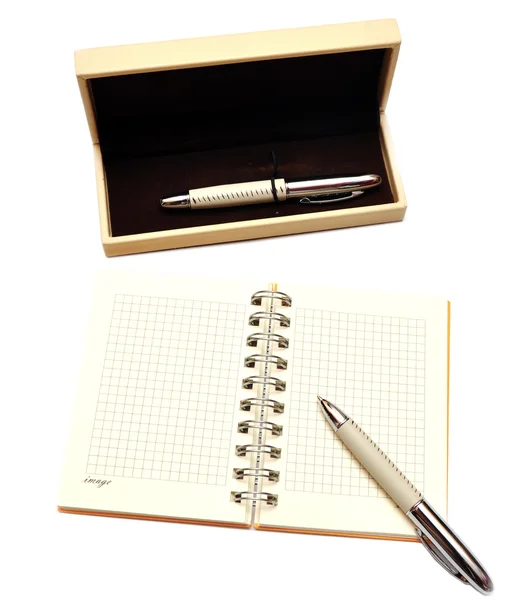 Abra o caderno em espiral com caneta — Fotografia de Stock