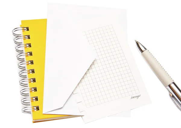 Weißer Briefumschlag mit Spiralblock und Stift — Stockfoto