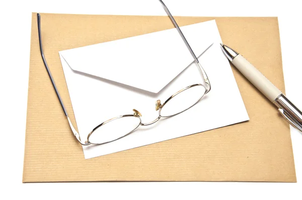 Ручка конверт і окуляри — стокове фото