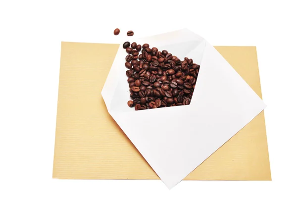 В конверте кофейные зерна — стоковое фото