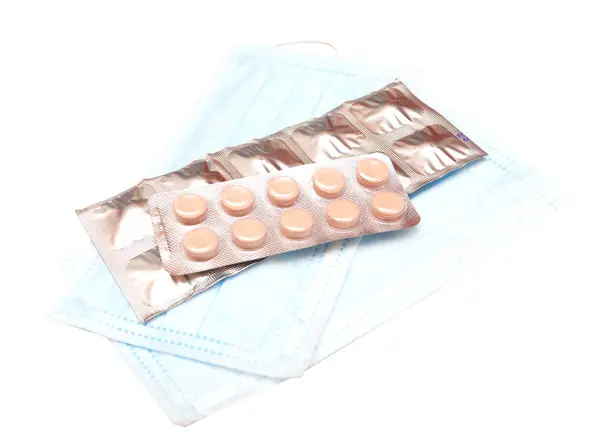 Medyczne tabletki i maski medyczne — Zdjęcie stockowe