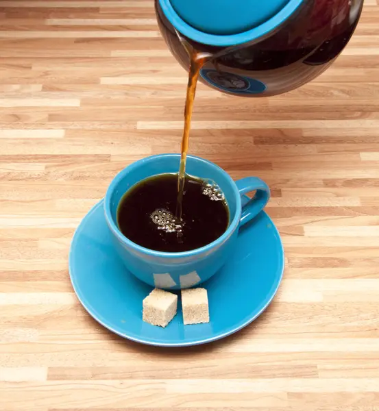 Despejar chá em uma xícara de chá — Fotografia de Stock
