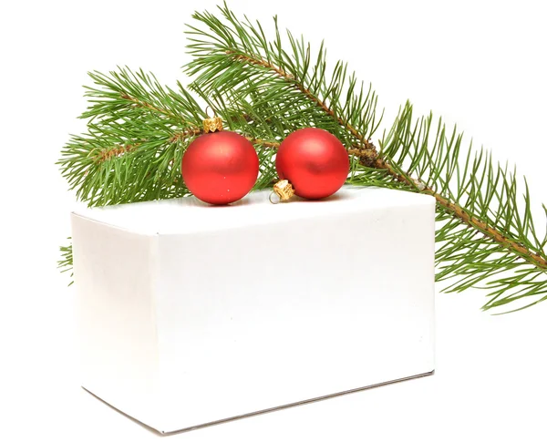Bolas festivas com caixa de presente — Fotografia de Stock
