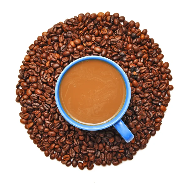 Gebrande koffiebonen en een koffiekopje — Stockfoto