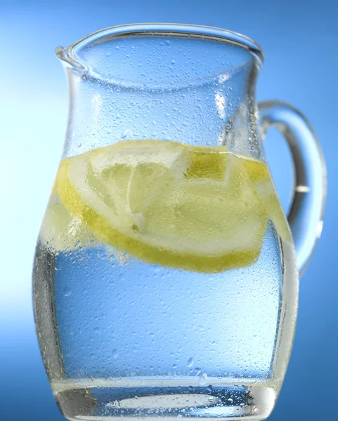 Limonlu su sürahi — Stok fotoğraf