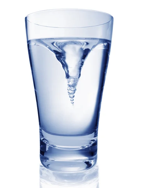 Glas mit verdrehtem Wasser — Stockfoto