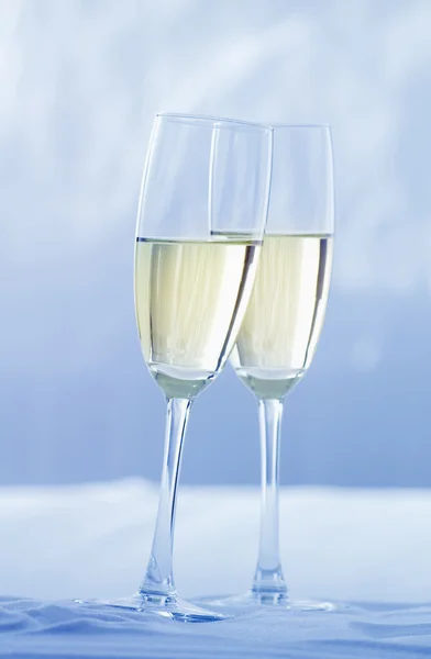 Přípitek na sněhu šampaňským — Stock fotografie