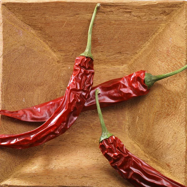 Röd paprika på trä — Stockfoto