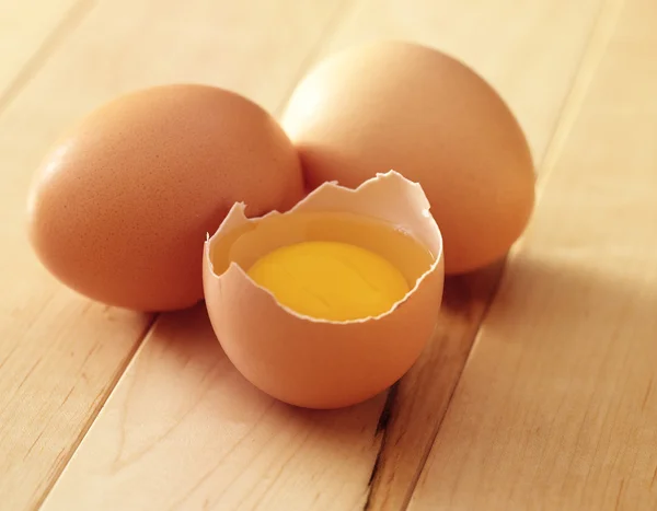 Tre ägg en bruten — Stockfoto