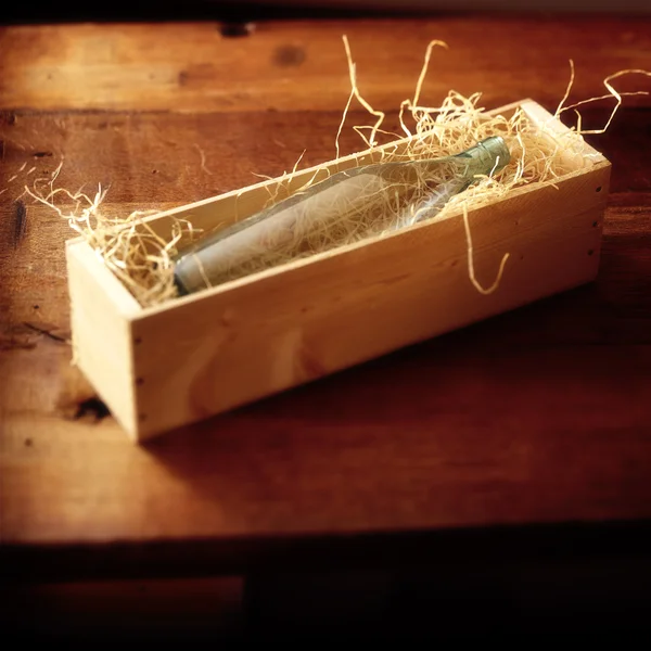 Botle w drewniane pudełko — Zdjęcie stockowe