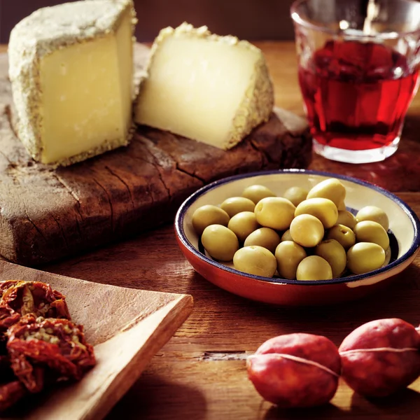 Italiensk mat på bordet Royaltyfria Stockbilder