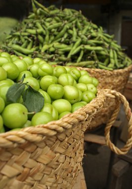 groene vruchten in de mand