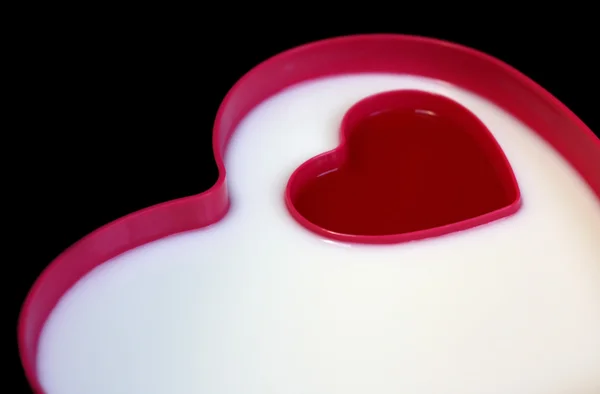 Mjölk och sylt i hjärtformade skylt — Stockfoto