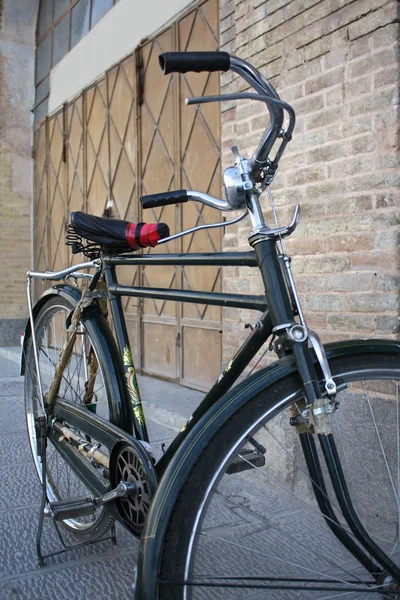 오래 된 골동품 자전거 — 스톡 사진