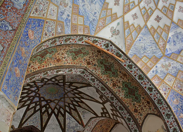 Persian ornamentation on arch and ceiling — Stock Photo, Image