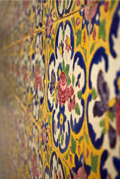 Coloridos azulejos persas en la pared —  Fotos de Stock