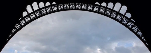 Детали арки Эйфелевой башни — стоковое фото
