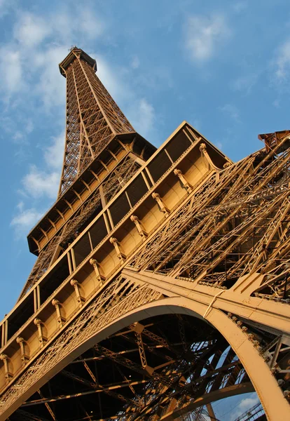 Bajo la Torre Eiffel —  Fotos de Stock