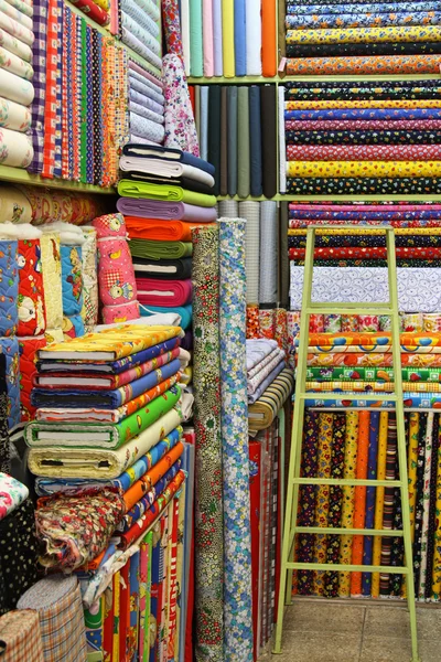 Bir mağazada farklı desenleri ile renkli kumaşlar — Stok fotoğraf
