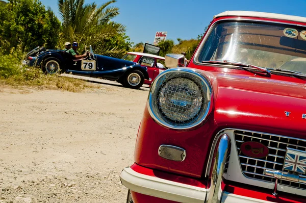 Voorkant van rode antieke auto — Stockfoto
