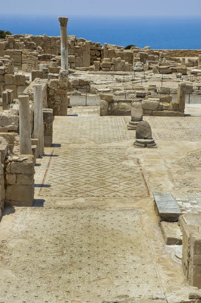Ruiny kourion, s výhledem na Středozemní. — Stock fotografie