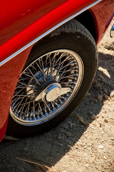Eski model kırmızı araba tekerlek yakın çekim — Stok fotoğraf
