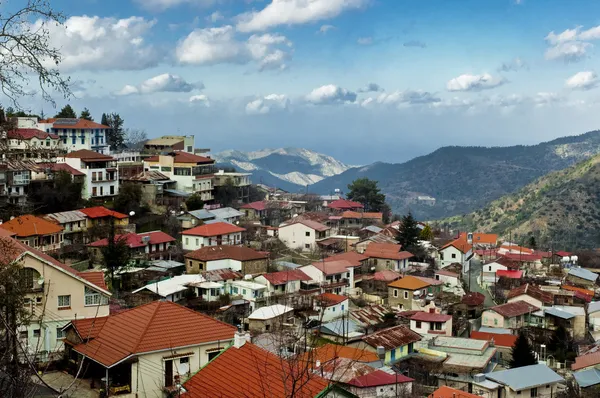 Vysoký úhel pohledu vesnice na hory, kakopetria, Kypr — Stock fotografie