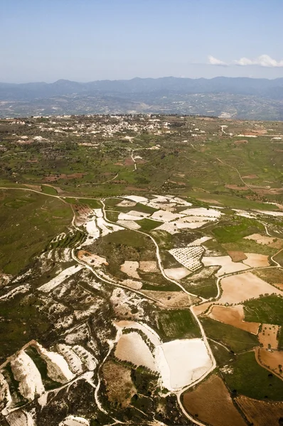 Vista aérea en campos agrícolas frente a montañas brumosas —  Fotos de Stock