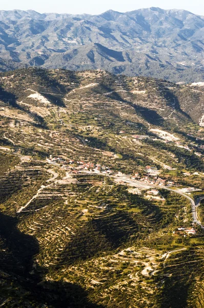 Tarım alanları puslu dağlar önünde, havadan görünümü — Stok fotoğraf