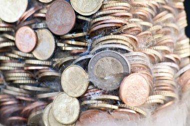 önünde Alman madeni para ile buz donmuş parlak euro coins