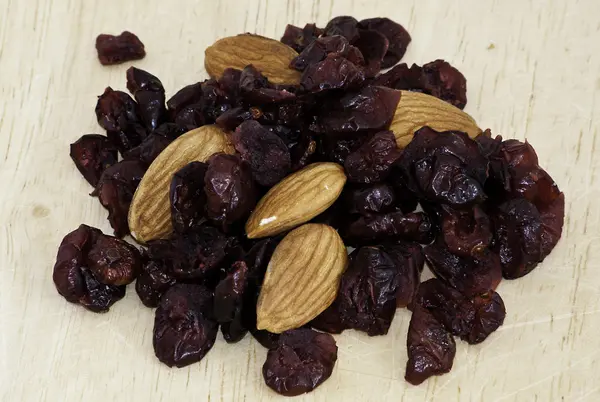 Mélange de raisins secs et noix d'amande — Photo