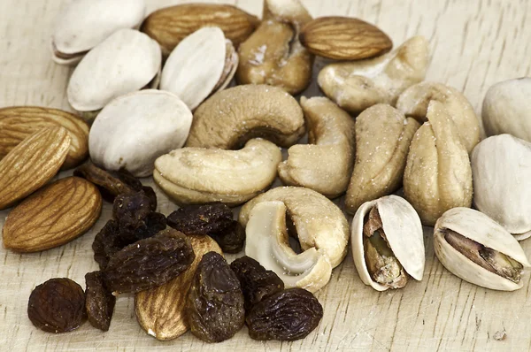Mix van rozijnen, amandel moer, cashewnoten en pistache — Stockfoto